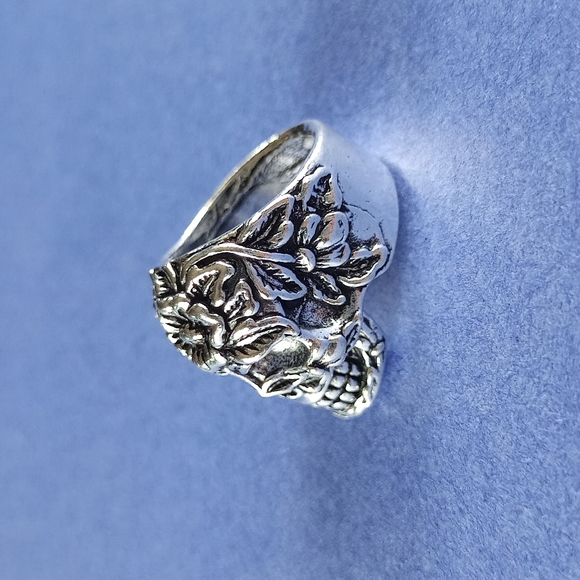 Beautiful Floral Skull Gothic Ring - Picture 4 of 5